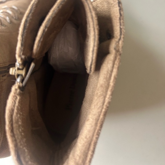 Pierre Dumas Women’s Sonata 4 Taupe Faux Suede Boots Size 8.5 NWOB - Picture 4 of 10